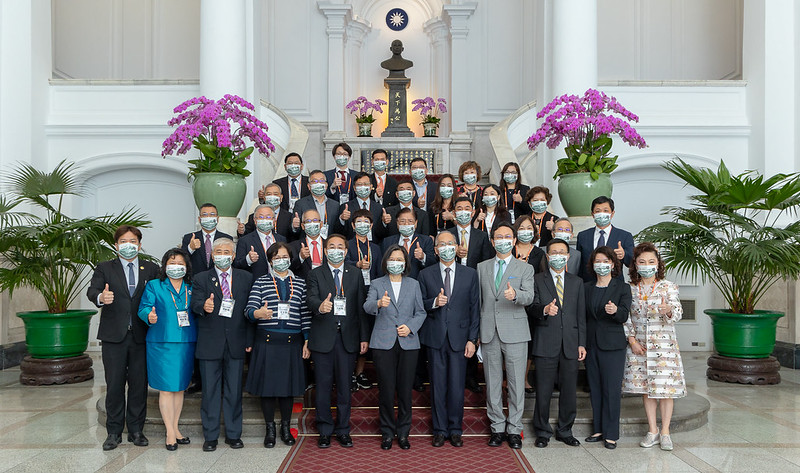 蔡英文總統今（16）日和「亞洲台灣商會聯合總會第29屆回國訪問團」合影。 圖：總統府提供
