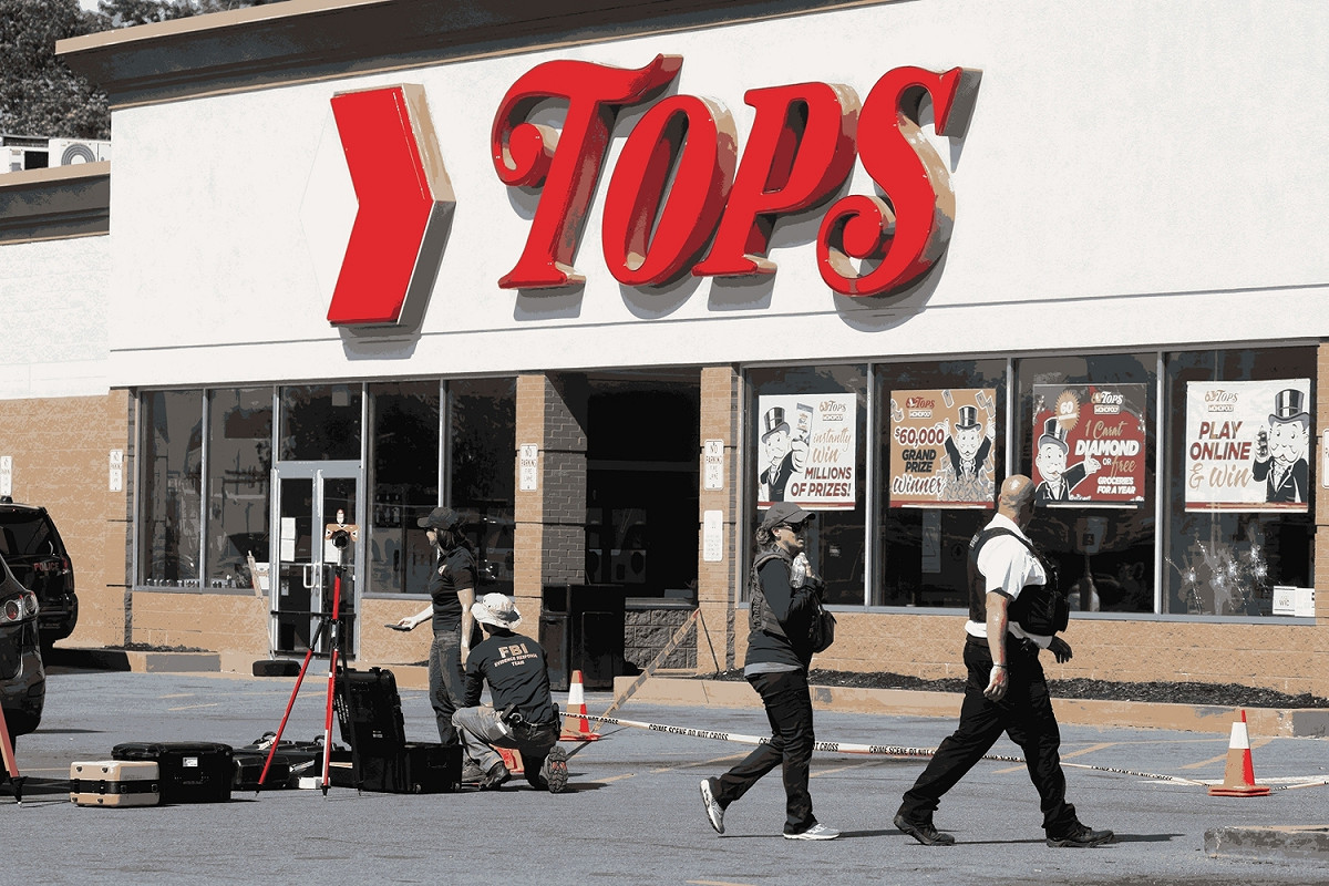 美國紐約州水牛城一家 TOPS 超市發生槍擊事件，FBI 和水牛城警察局成員在現場收集證據。 圖 : 達志影像 / 路透社