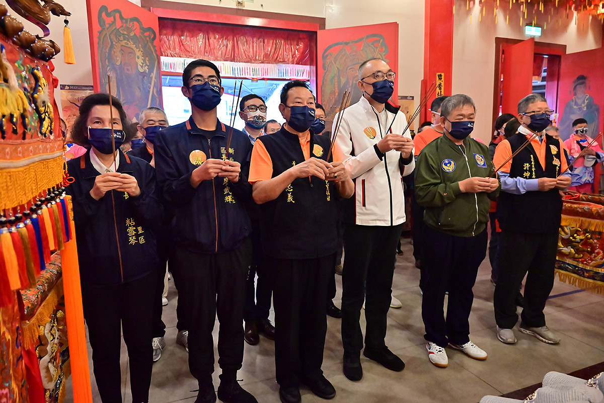 出席長官虔敬向媽祖上香。 圖：金山區公所提供