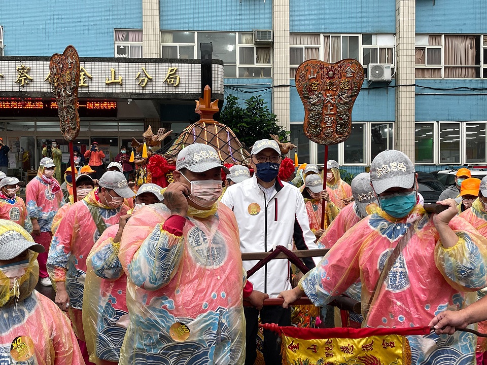 金包里二媽回野柳媽祖洞祭典起駕後出發遶境。 圖：金山區公所提供