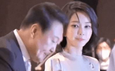 被夫人金建希瞪了一眼的南韓總統尹錫悅，趕忙放下酒杯。 圖 : 影片截圖