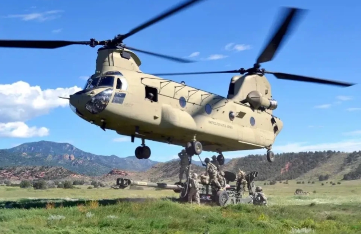 一架 UH-47 運輸直升機吊運一門 M777 火炮，並搭載一個炮組和約 30 發炮彈。 圖 : 翻攝自US Army