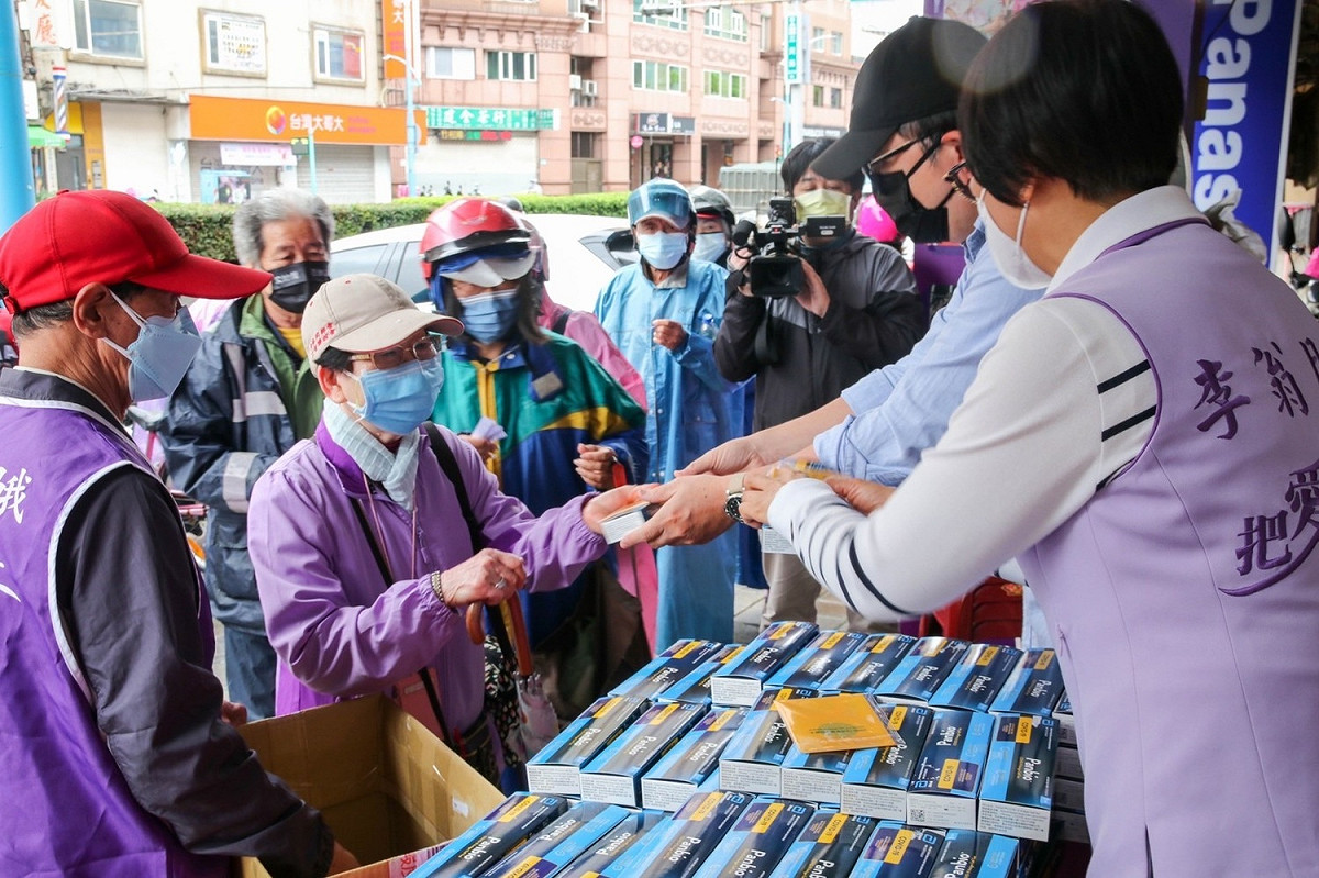 有民眾和企業自主聯繫新北市議員李翁月娥捐贈弱勢民眾快篩試劑。 圖：李翁月娥辦公室／提供（資料照）