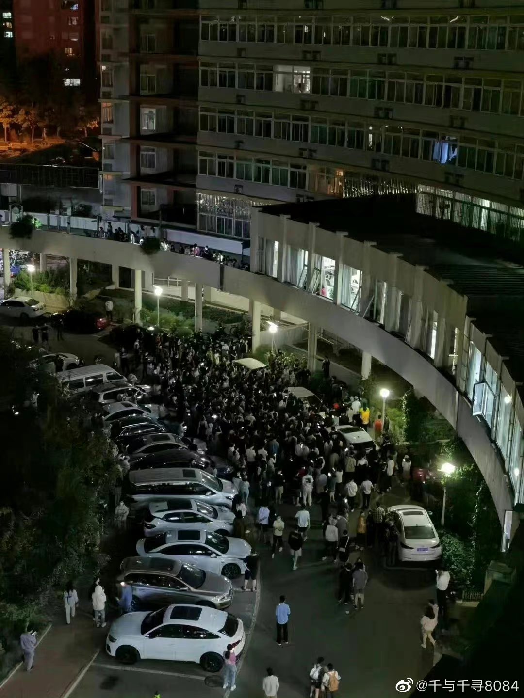 北京疫情嚴峻，傳北京大學萬柳校區連夜築牆引發學生不滿聚集抗議。 圖：取自微博