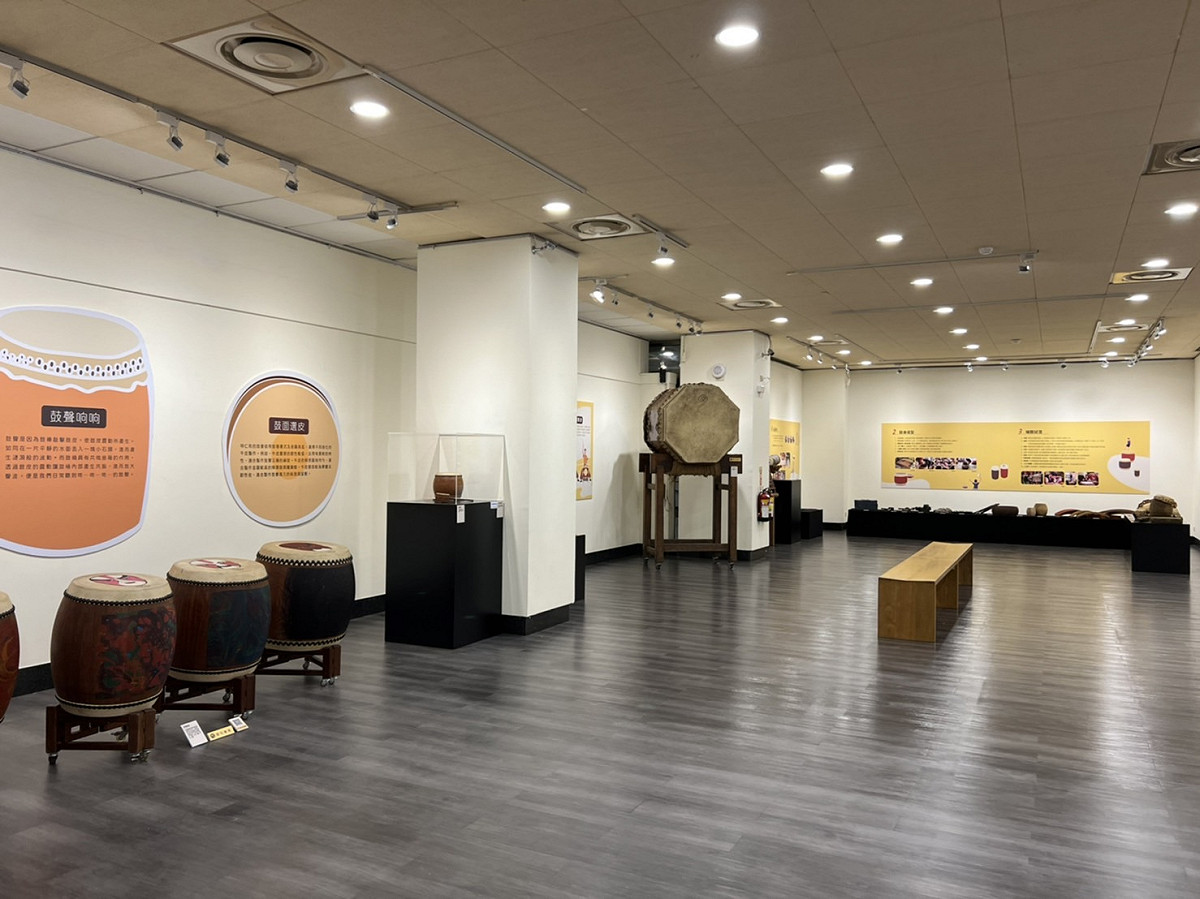 文化局以新北市國寶級製鼓大師王錫坤及具特殊價值的「鼓藝文化」為主軸，精心規劃「响仁和鼓文化特展」。 圖：新北市文化局提供