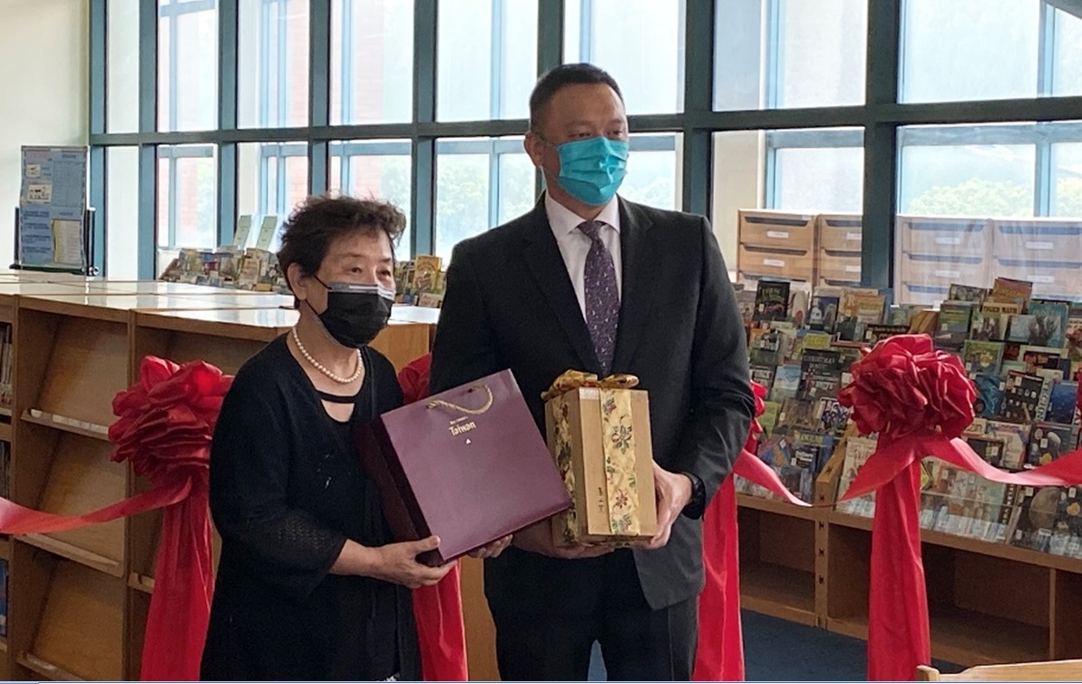 和平文教基金會董事長余玲雅與開南大學董事長顏志光交換禮物。 圖：財團法人和平文教基金會提供