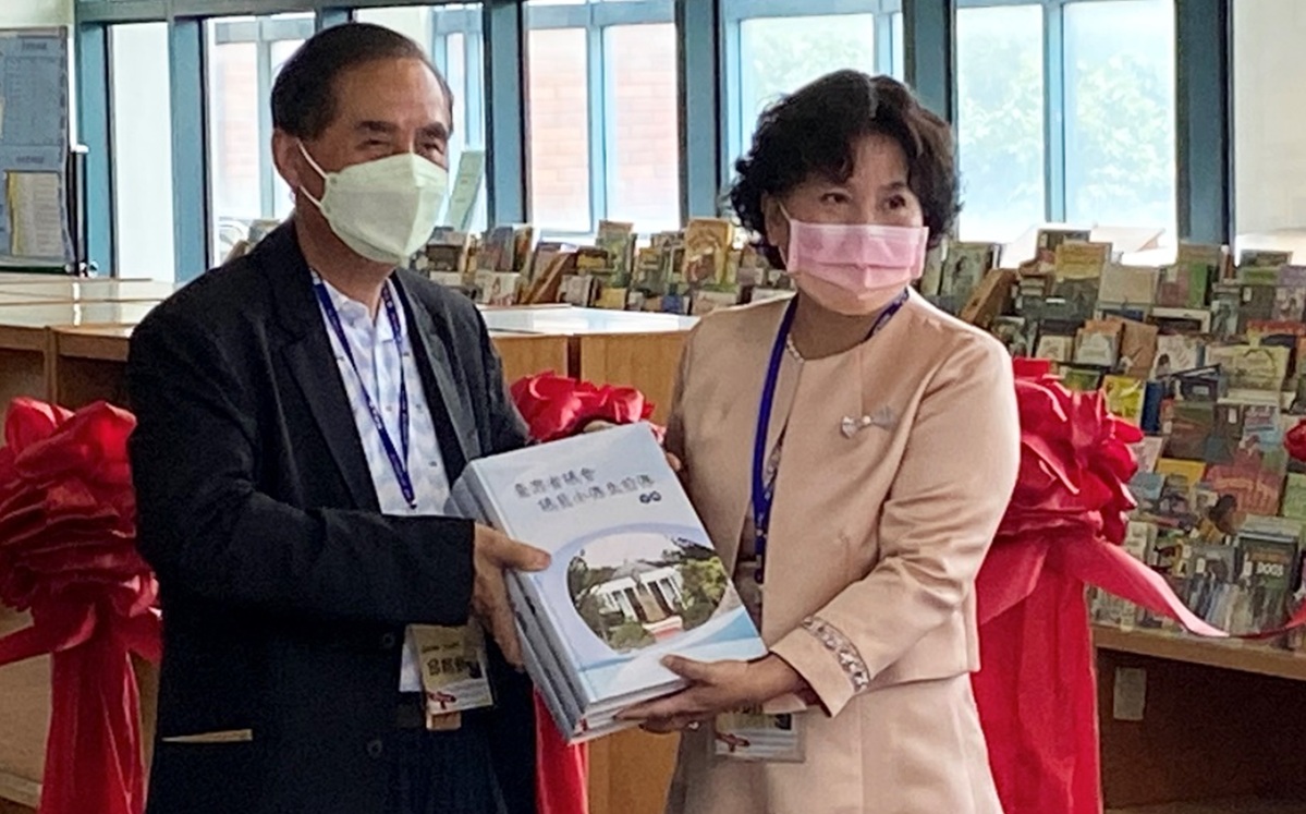 前省議員邱創良先生捐贈藏書「台灣省議會議員小傳及前傳」乙套，並由開南大學林玥秀校長代表接受。 圖：財團法人和平文教基金會提供