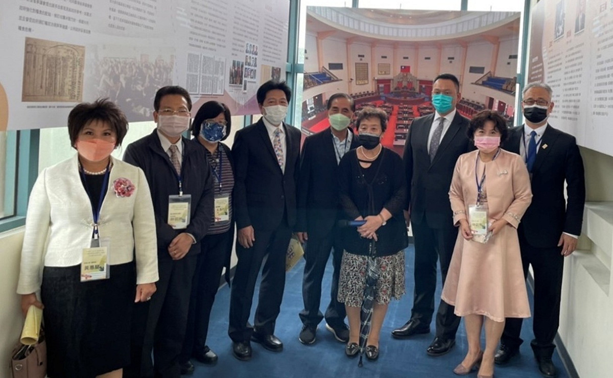 首屆「省議會與戰後台灣民主運動」巡迴展導覽時合影。 圖：財團法人和平文教基金會提供