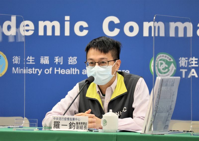 今（17）日開始「0＋7」新制上路，消息一出讓不少民眾抱怨密切接觸者的「隔離金」拿不到了；對此，指揮中心醫療應變組副組長羅一鈞說明，新制度給民眾2種選擇，依然有機會能領「隔離金」。 圖／指揮中心
