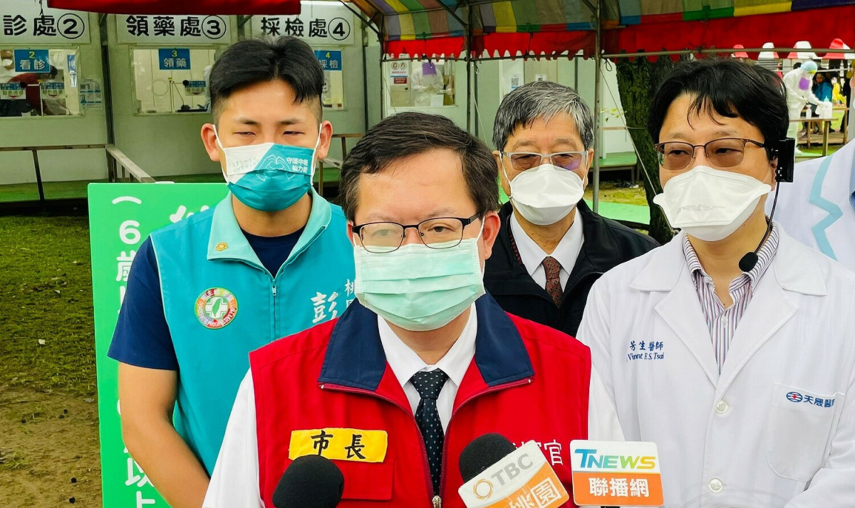 鄭文燦表示，民眾可自由選擇「3＋4」或「0＋7」隔離方案，但須自律落實防疫規範，做好防疫工作。 圖：桃園市衛生局／提供
