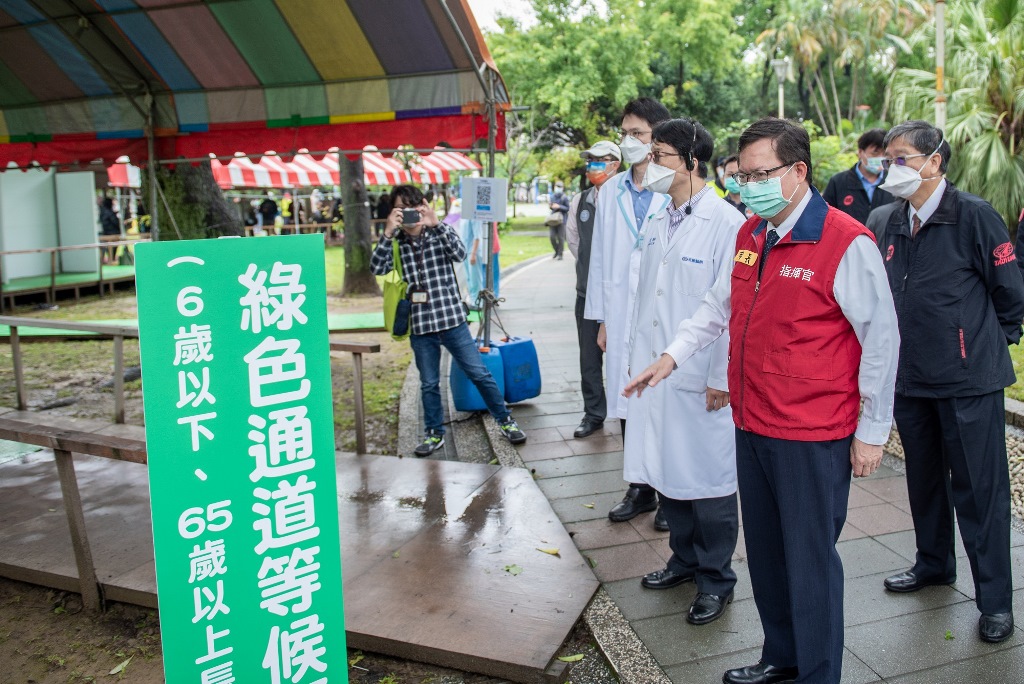 桃園市９處社區採檢站今起全面啟用長幼三合一綠色通道，開放6歲以下、65歲以上優先採檢PCR、看診、領藥一次到位，市長鄭文燦一早前往視察。 圖：桃園市衛生局／提供