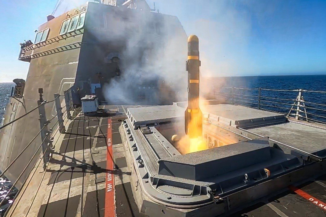 美國海軍「獨立級」瀕海戰鬥艦「蒙哥馬利號(LCS-8)」試射AGM-114L「長弓地獄火」導彈執行對地攻擊任務。 圖：US Navy