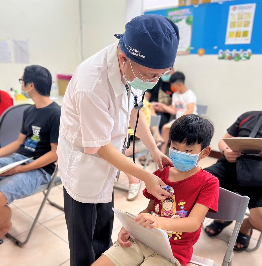 這個冬天許多台灣兒童將首度面對流感與新冠等6種病毒，林口長庚吳昌騰醫生呼籲讓所有 6 個月及以上的兒童同時接種流感和新冠疫苗。（圖為兒童門診示意) 圖：屏東縣政府提供