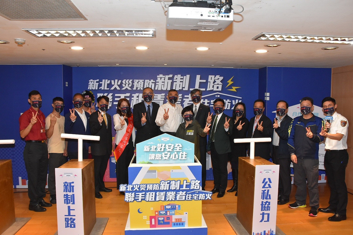 在謝政達見證下，消防局與永慶、好房網、住商、信義、樂屋網、591等6家業者簽署合作備忘錄。 圖：新北市消防局提供