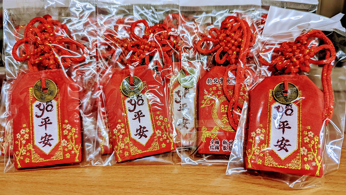 使用悠遊卡支付規費，贈送板橋慈惠宮媽祖加持平安符。 圖：新北市動保處提供