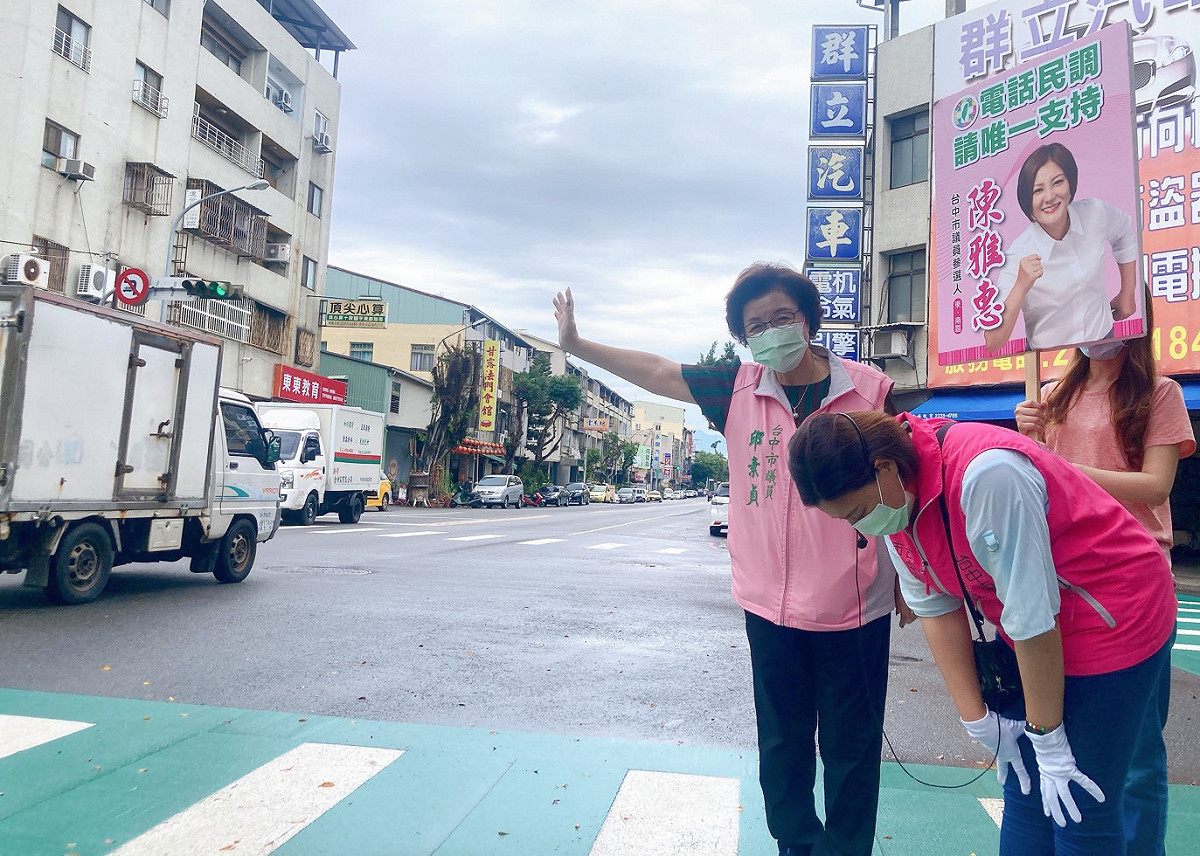 邱素貞帶著女兒陳雅惠在街頭拜票。