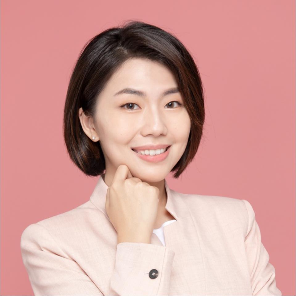 林依婷留學英國，返國後加入市府團隊，擔任「市政三分鐘」主持人，走遍台南37區，對市政頗為熟稔，後來進一步獲台南市長黃偉哲提拔，擔任台南市政府副發言人，