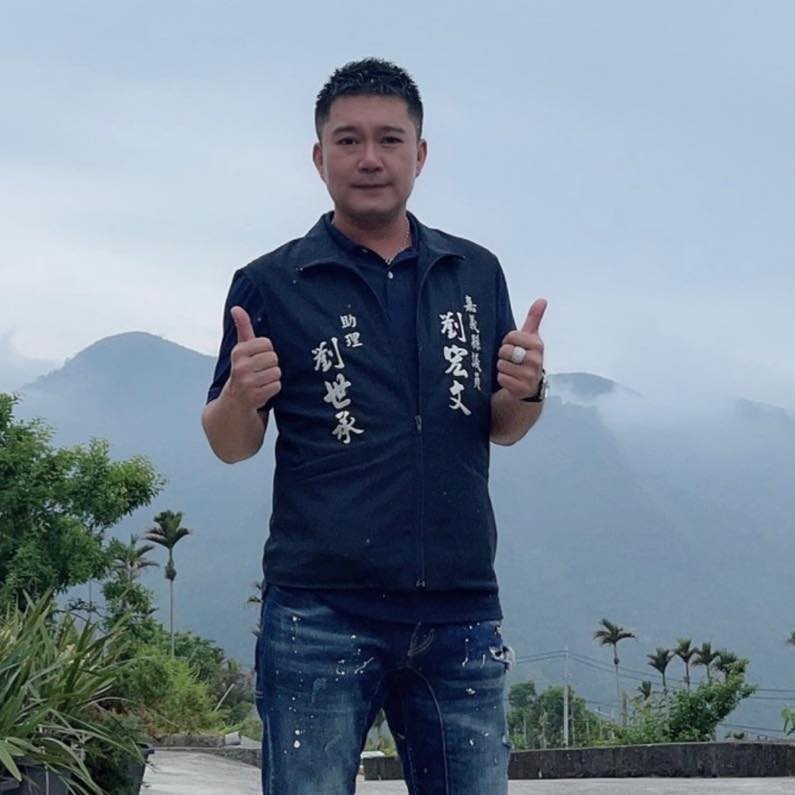 劉世承是縣議員劉宏文的兒子，今年將代父出征。