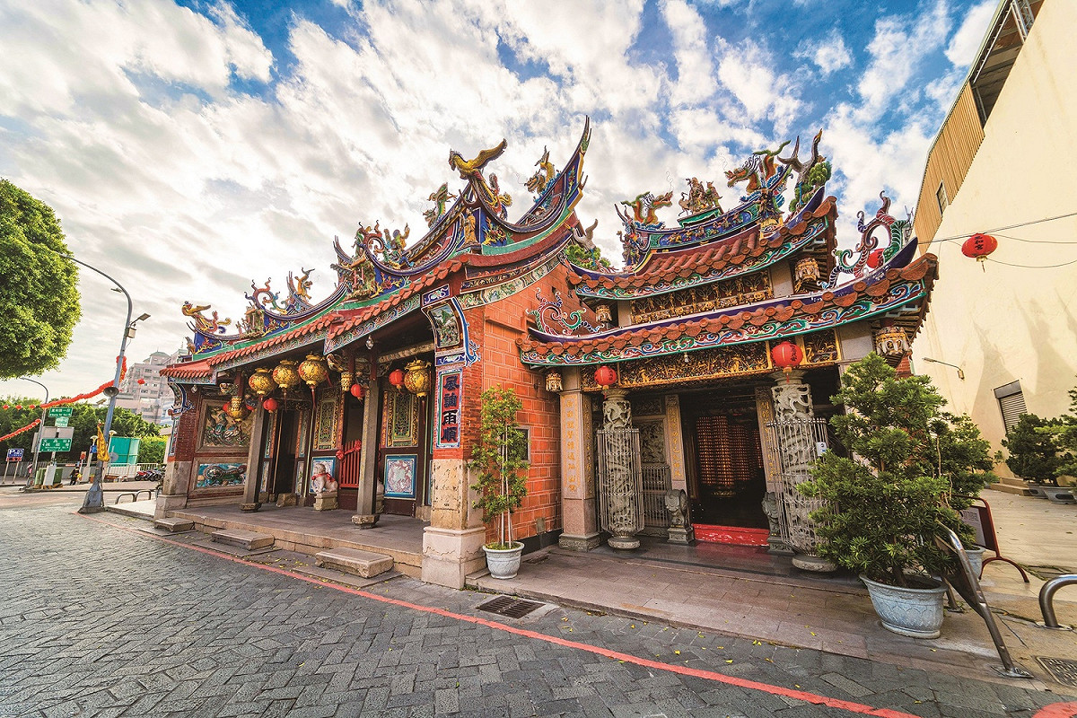 百年歷史古蹟的萬和宮周邊老街上也有眾多販售古早味的店家值得探訪。