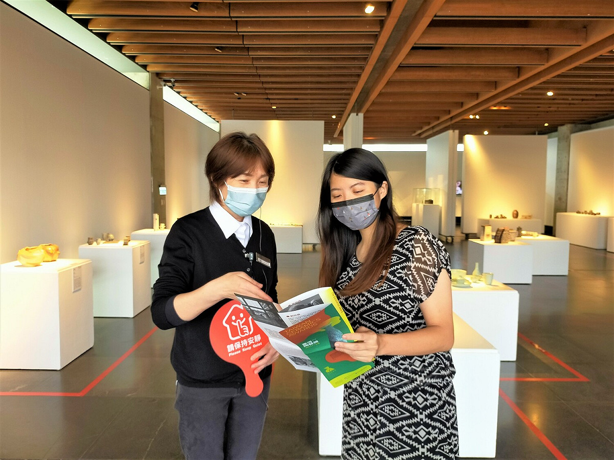 詢問展場服務人員參觀動線，提升觀展品質。 圖：鶯歌陶瓷博物館提供