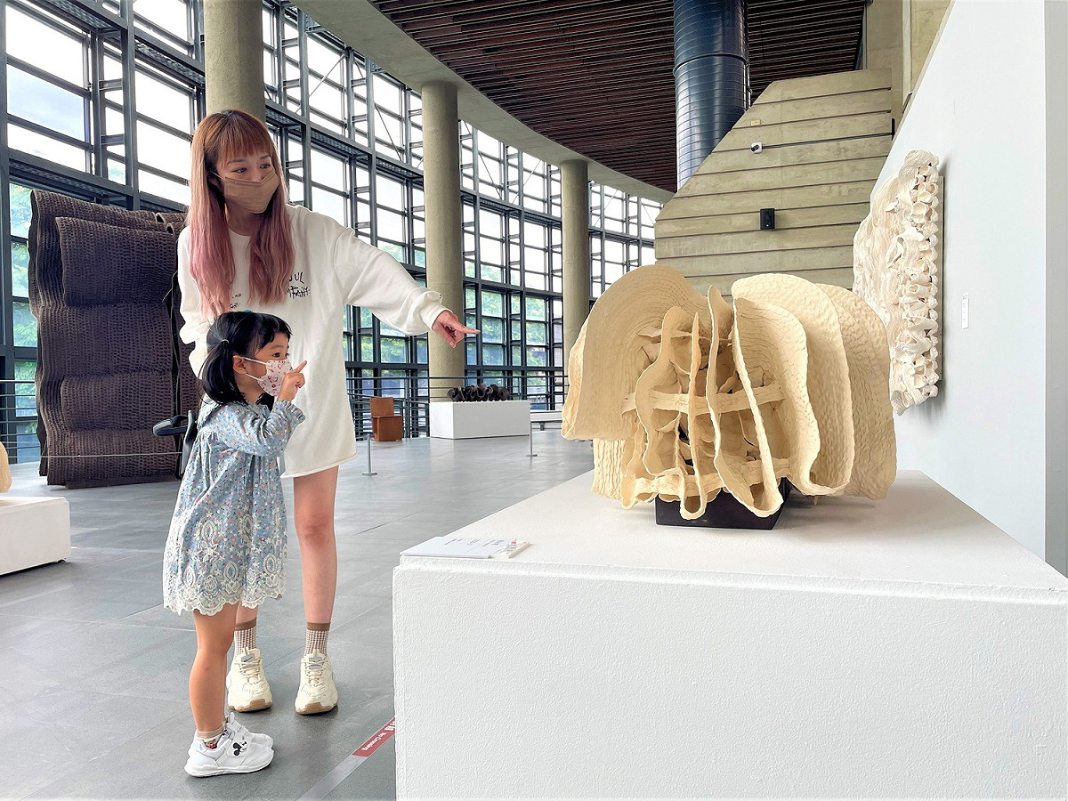 隨行的爸媽為小孩介紹陶藝作品，不但能補充孩子的藝術能量，也能共享親子藝術好時光。 圖：鶯歌陶瓷博物館提供