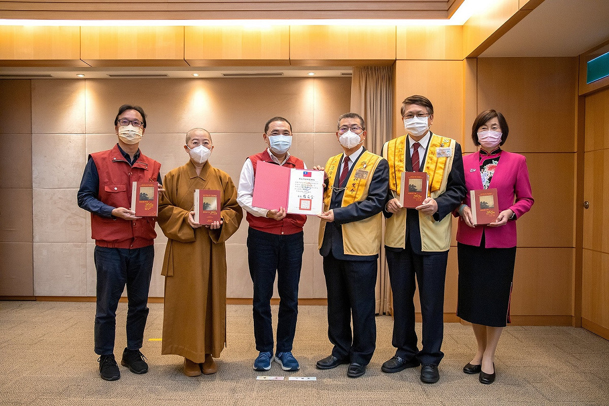 新北市政府於今(18)日舉辦贈書感謝會，侯友宜頒發感謝狀。 圖：新北市觀旅局提供