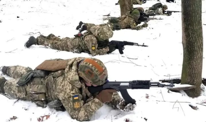 烏克蘭領土防衛部士兵持各式AK-47進行射擊訓練。 圖 : 翻攝自烏克蘭領土防衛部
