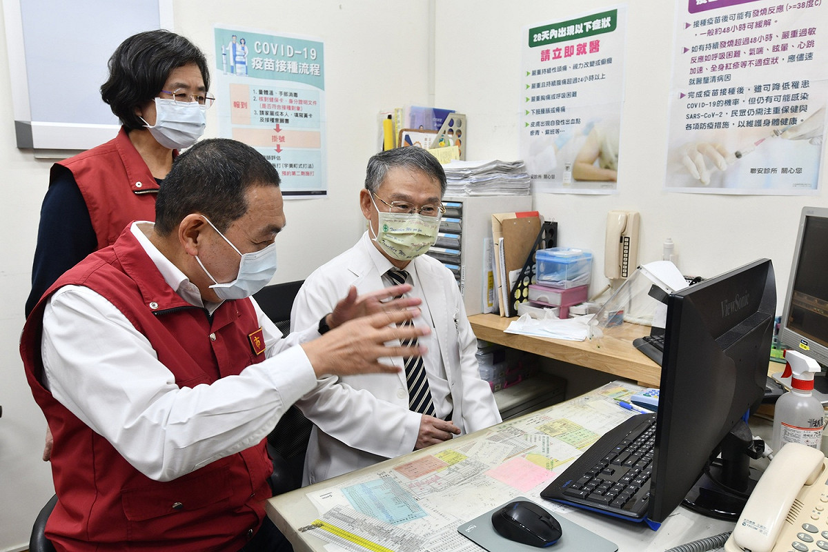 侯友宜感謝新北基層診所一肩擔起社區醫療照護的責任。 圖：新北市衛生局提供