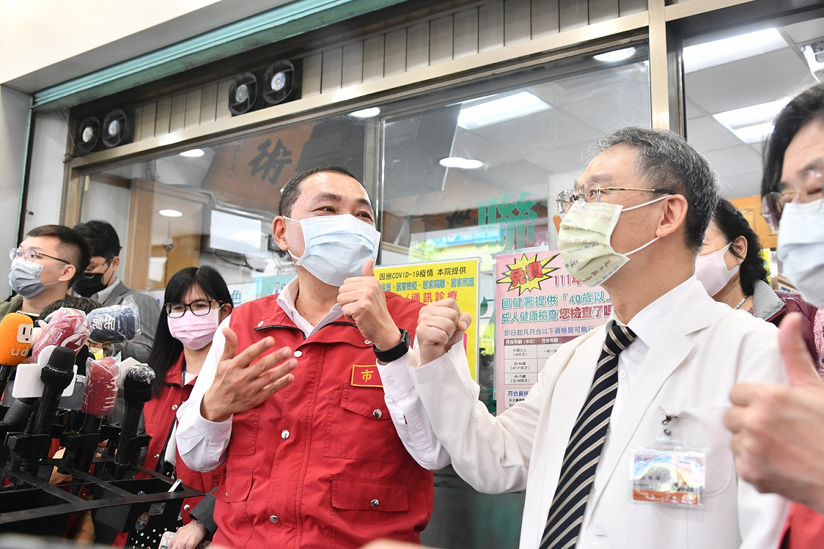 為感謝基層診所對於新冠防疫的付出與貢獻，新北市長侯友宜18日上午前往聯安診所為第一線基層醫護打氣，了解居家照護視訊診療運作情形。 圖：新北市衛生局提供