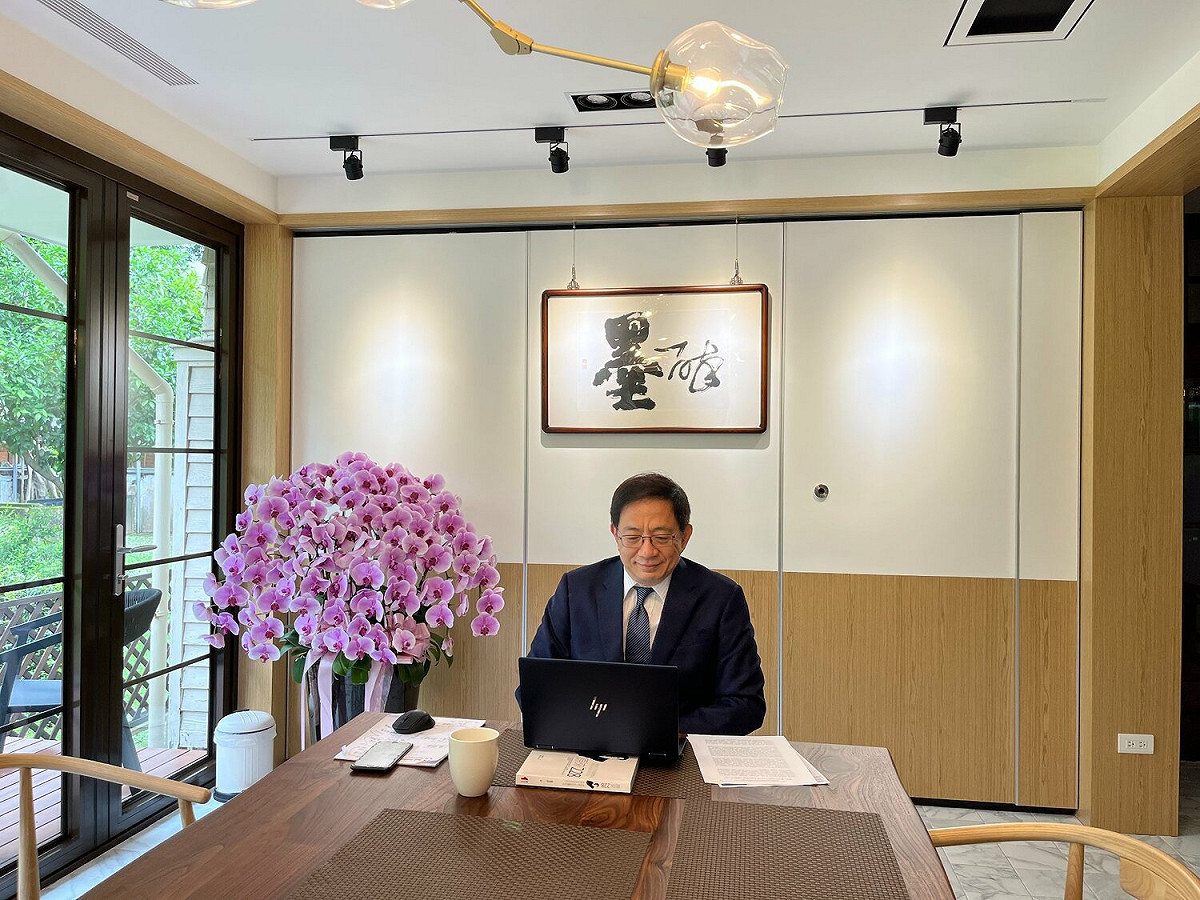 台大校長管中閔在臉書分享自己的線上會議穿搭。 圖：翻攝自管中閔 臉書