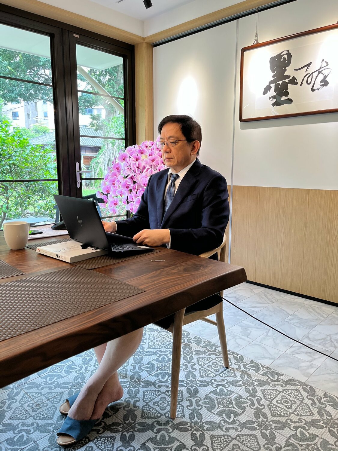 台大校長管中閔在臉書分享自己的線上會議穿搭。 圖：翻攝自管中閔 臉書