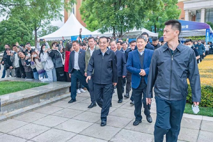 李克強18日赴雲南大學考察，繼四月份考察江西後，再度出現未戴口罩的畫面。 圖:雲南大學微博