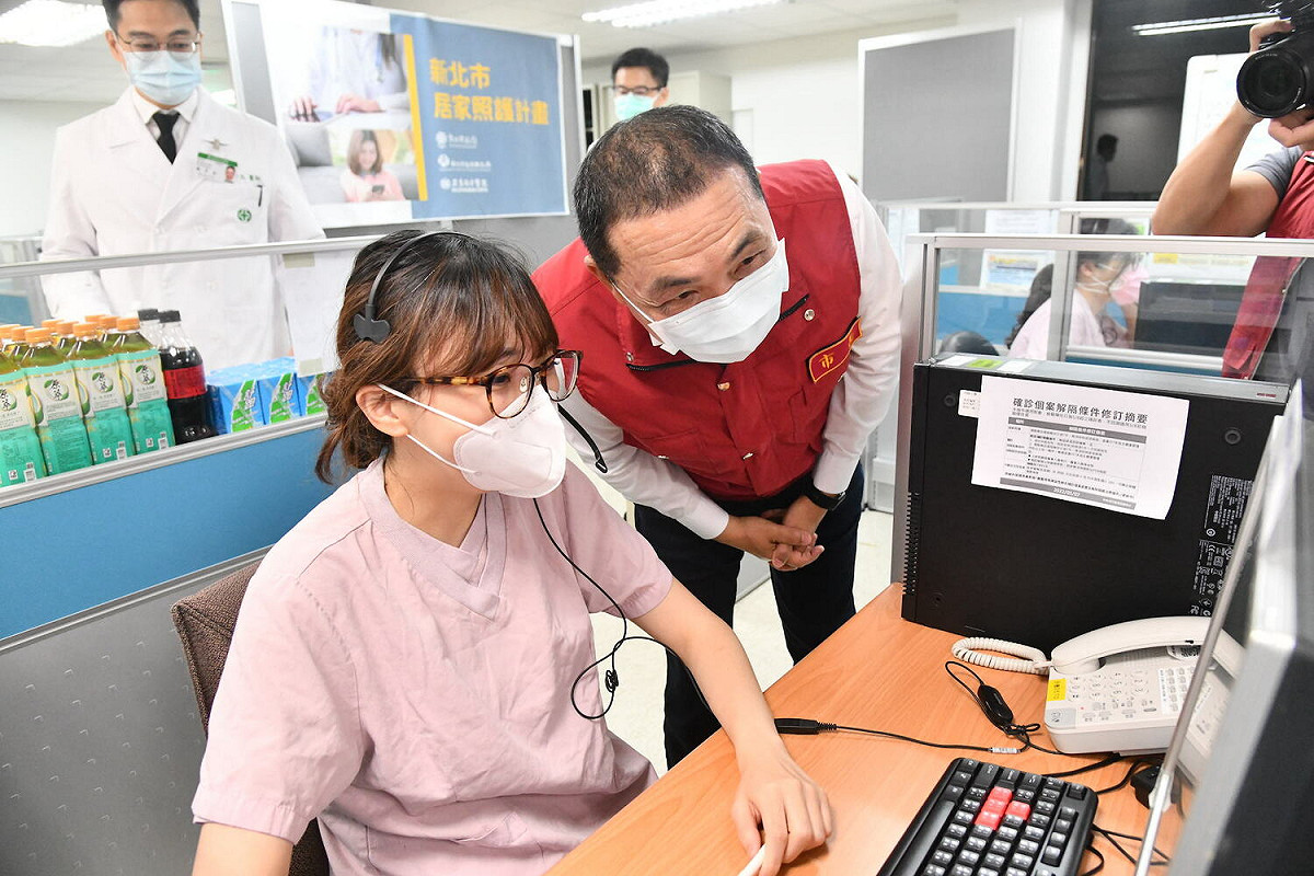 侯友宜慰問亞東醫院醫護團隊。 圖：新北市政府/提供