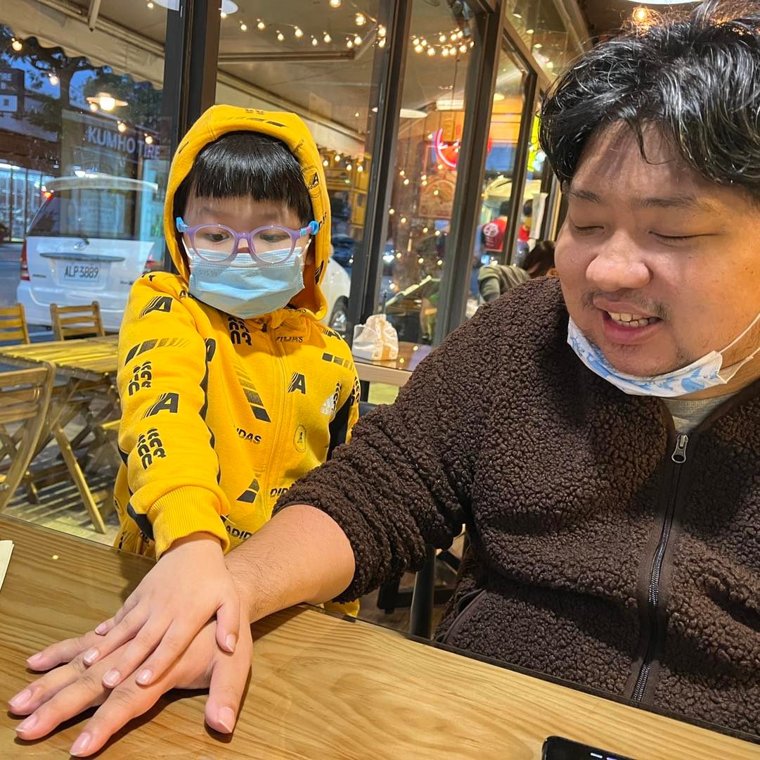 統神與兒子晨晨。    圖：翻攝自統神臉書