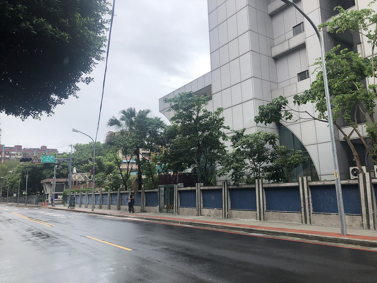 家長於臨停接送時仍應注意保持社交距離與遵守相關規定，警方也將加強取締違規，維護考場周邊交通順暢與安全。 圖：新北市交通局提供