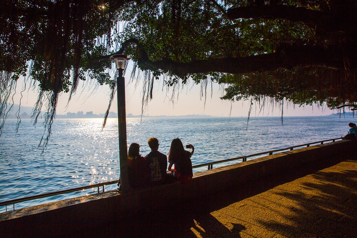 至海關碼頭一覽淡水河口夕陽美景。