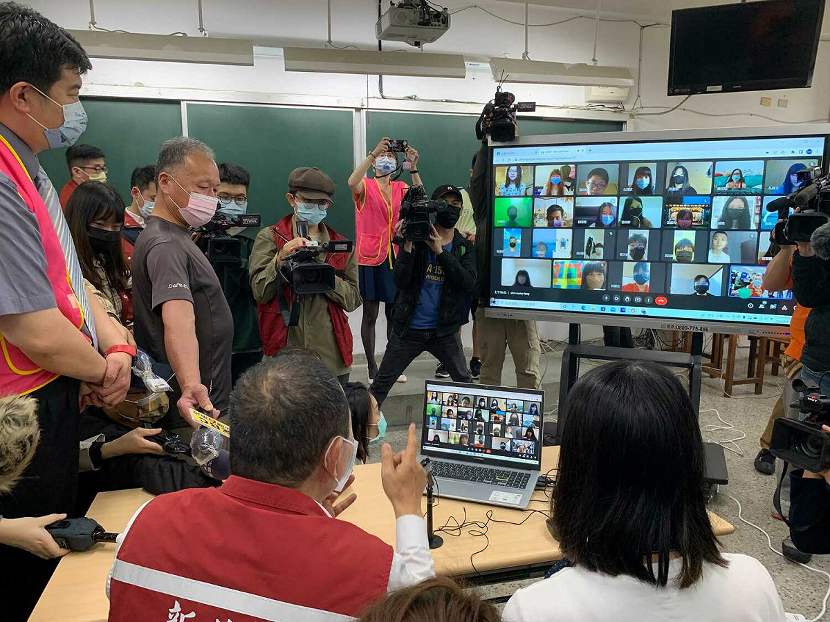 侯友宜上線給居家學習的國九學生加油鼓勵。 圖：新北市教育局提供