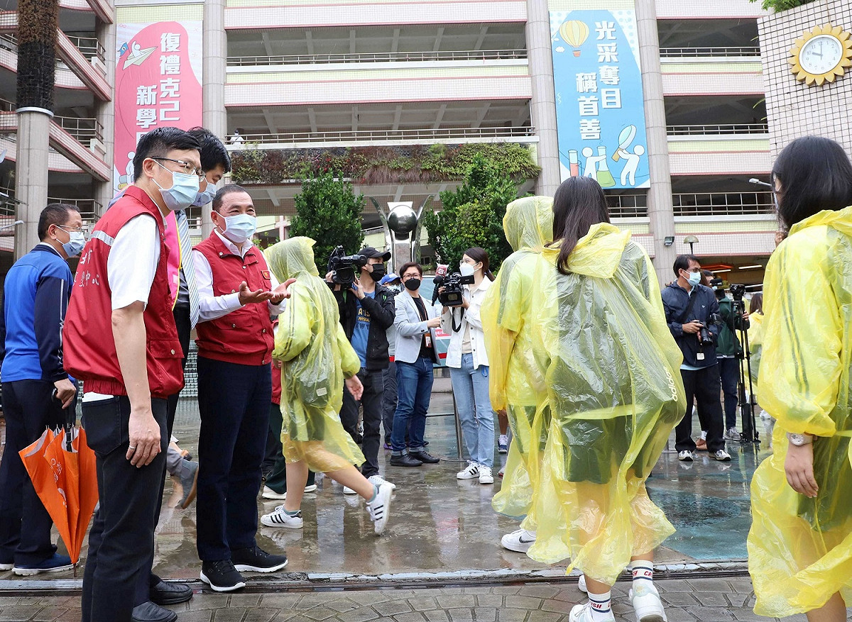 國中會考週末登場，侯友宜視察考場。 圖：新北市教育局提供