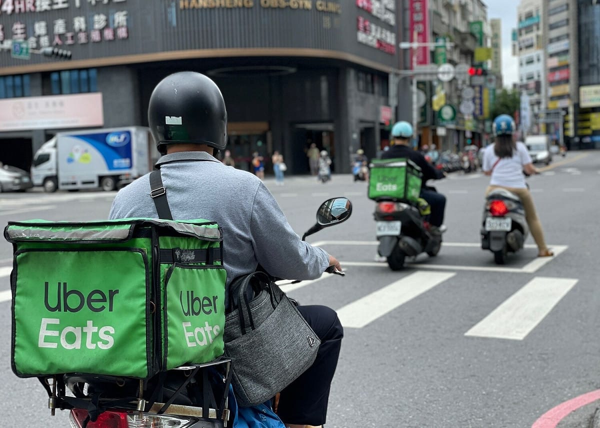 外送平台Uber Eats近日發布數據，稱「外送專法」上路後導致平台成本增加四成，並將消費者等餐時間拉長等問題歸咎於專法。 圖：新北市勞工局／提供（資料照）