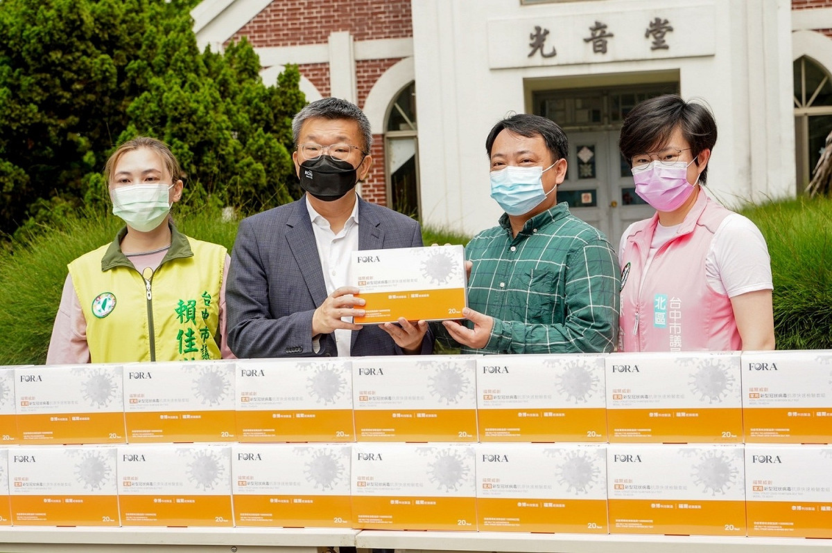 蔡其昌贈送快篩劑到光音育幼院。 圖:蔡其昌辦公室/提供