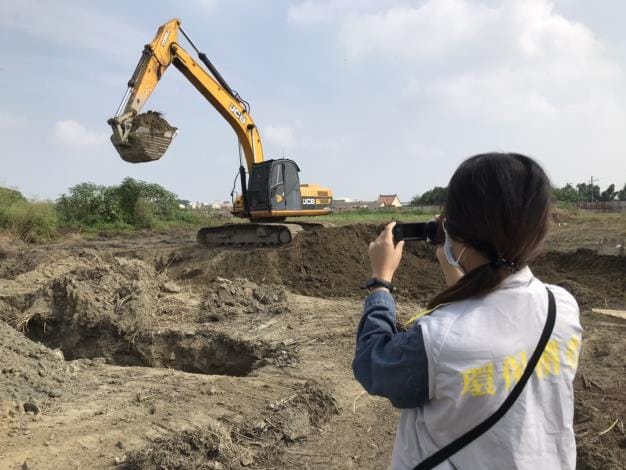 市府表示，針對學甲爐碴案，。其中農地遭填埋爐碴再利用產品，明祥馨公司109年9月開始清運，期間環保局每日派員至現場監督及管控清運至合法之暫置區，相關資訊均公開於環保局網頁專區供民眾共同監督。 圖：台南市政府提供（資料照片）