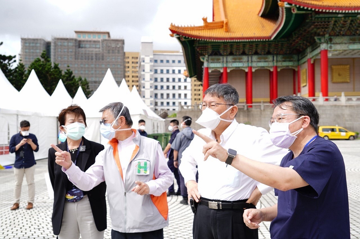 柯文哲、黃珊珊視察中正紀念堂車來速採檢站設置情形。 圖：台北市政府／提供