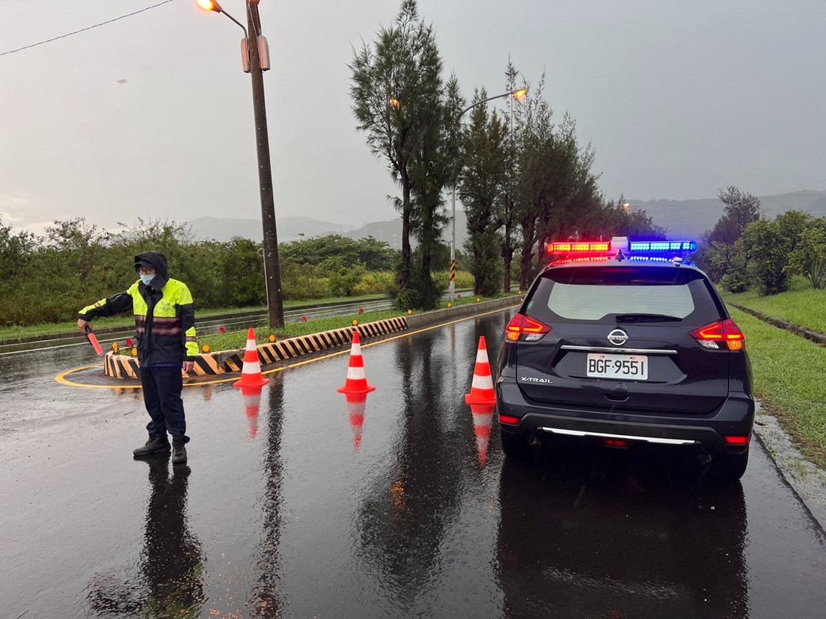 恆春地區出現道路積水，警方立即派遣員警前往協助管制及引導車輛改道。 圖：擷取自屏東縣政府警察局恆春分局臉書