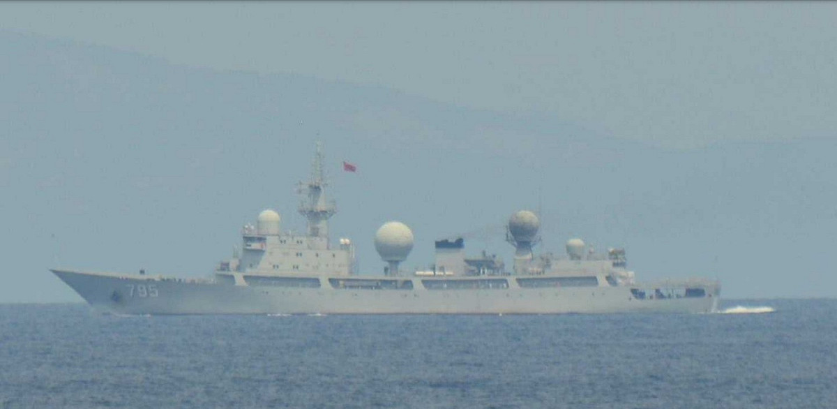 日本防衛省統合幕僚監部公布：解放軍舷號795的815型電子偵察艦，19日從日本大隅海峽穿越返回東海。 圖：翻攝統合幕僚監部官網