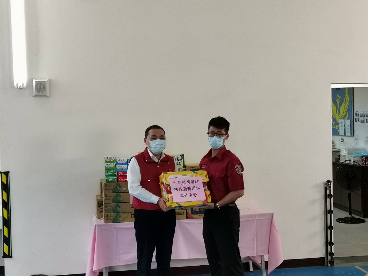 侯友宜特別感謝市府團隊這段時間的辛勞，也慰勉來協助的國軍，鼓勵團隊與市民一起加油，迎接新生活。 圖：新北市消防局提供