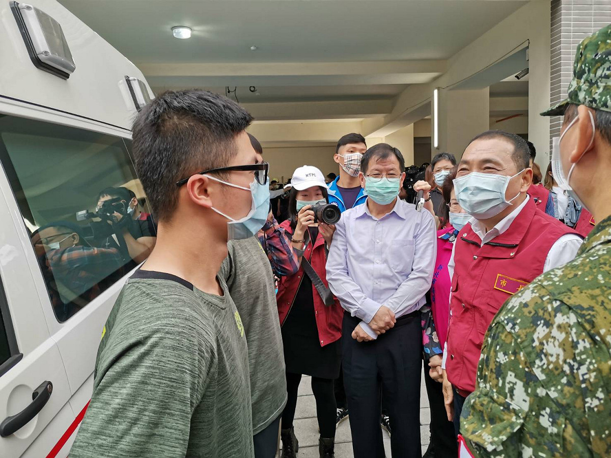 面對大量居家檢疫、居家隔離、居家照護、快篩陽性民眾服務需求，基層員警及消防人員戮力以赴。 圖：新北市消防局提供