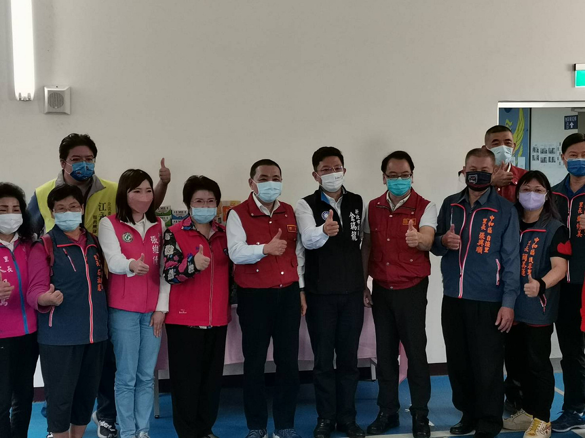 新北市長侯友宜偕市議員金瑞龍等人今(20)日上午至警察局國光派出所及消防局國光分隊共構駐地，慰問消防及警察第一線同仁。 圖：新北市消防局提供