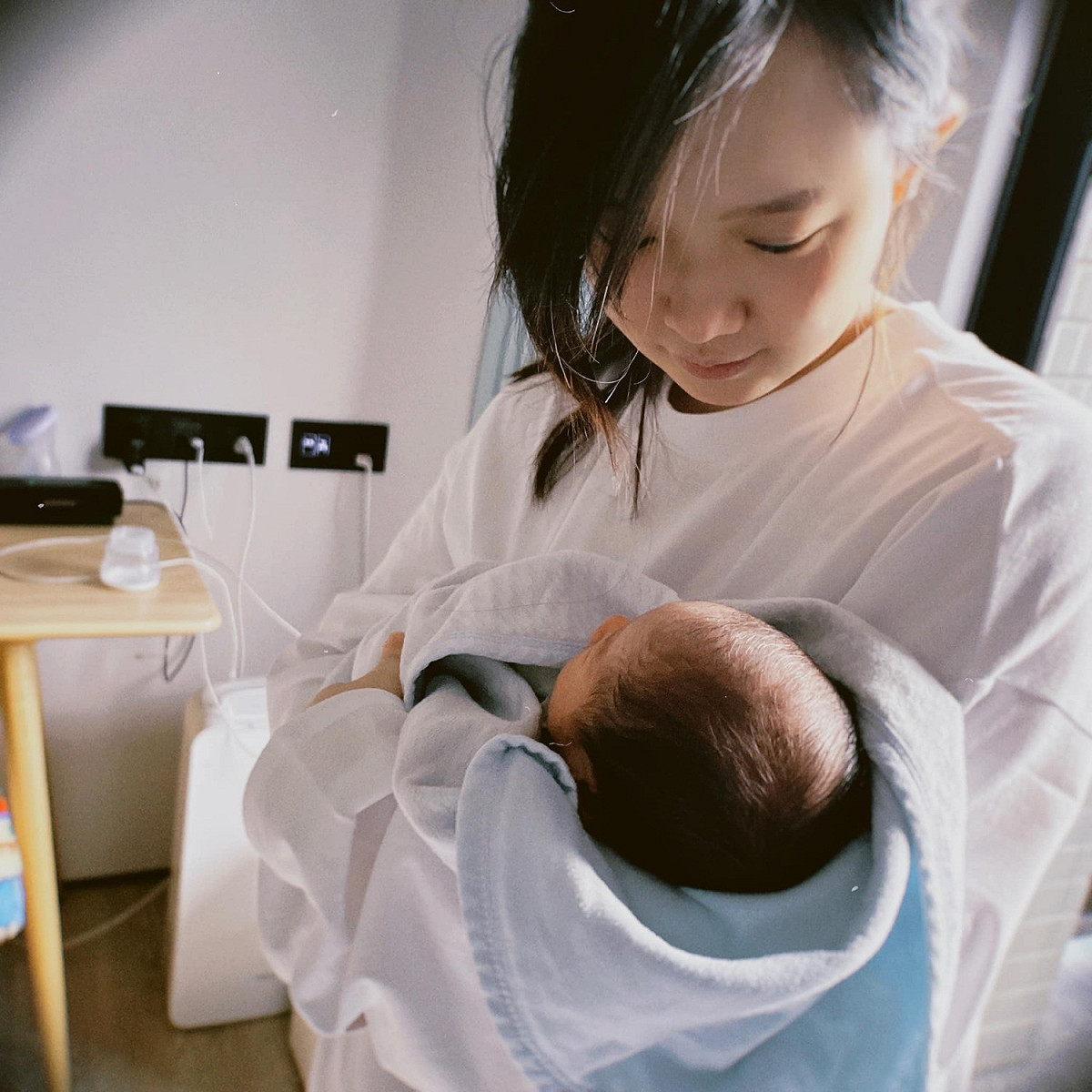 嚴正嵐宣布已在5月初結婚並升格當媽。 圖：翻攝自嚴正嵐臉書