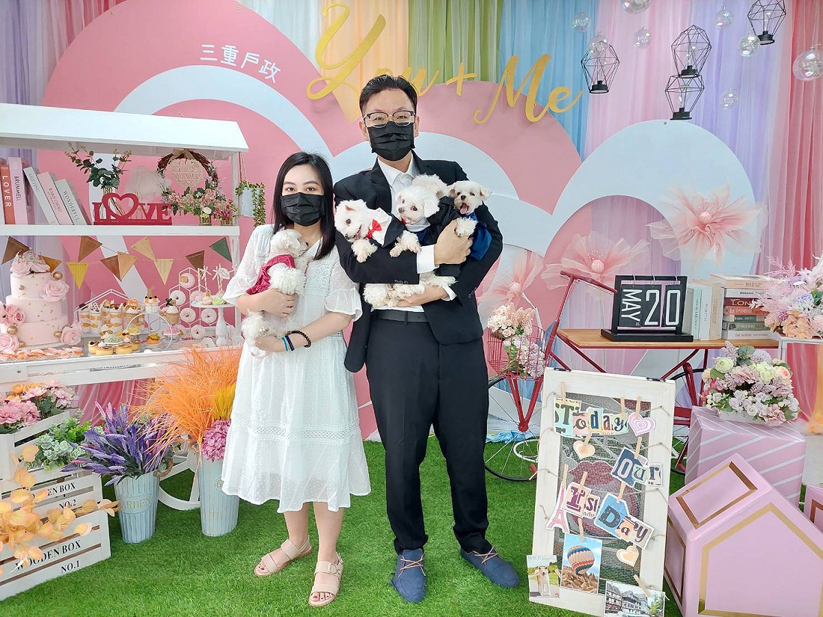 三重戶所新人汪先生與朱小姐，經過十幾年後修成正果。 圖：新北市民政局提供
