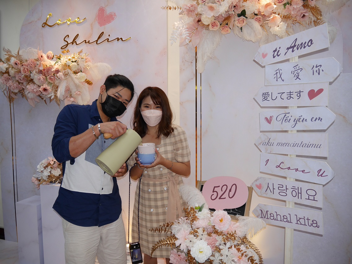 樹林戶所準備「暖心湯碗」及「幸福保溫瓶」，祝福新婚夫妻日日溫暖一起、幸福一起。 圖：新北市民政局提供